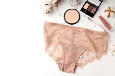 Beyaz arka planda külotlu kadın kıyafetleri kavramı