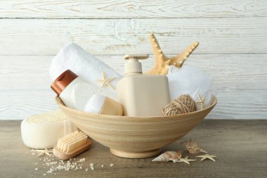 Tahta masada bir kase kozmetik ile hediye kavramı