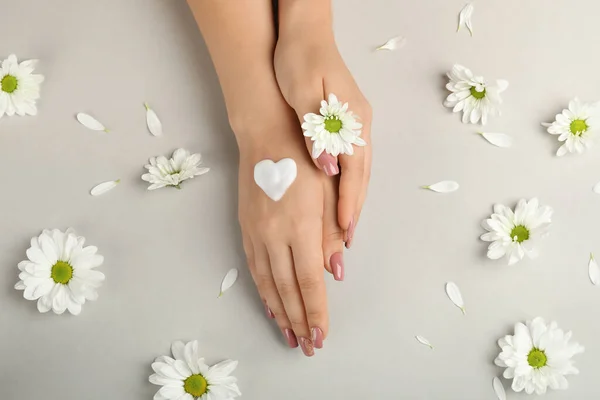 Konzept Der Handpflege Auf Grauem Hintergrund Mit Blumen — Stockfoto