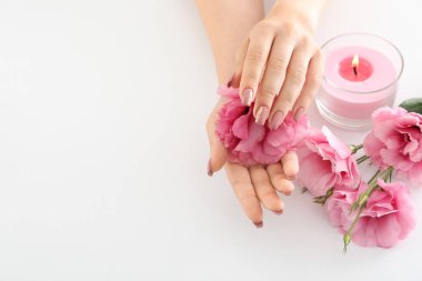 Beyaz arka planda kozmetik ürünleriyle el bakımı kavramı