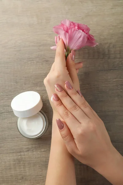Konzept Der Handpflege Mit Kosmetik Auf Holzgrund — Stockfoto