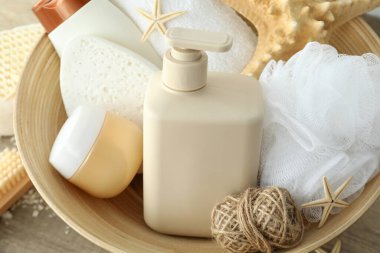 Bir kase kozmetik ile hediye kavramı, kapatın.