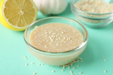 Nane arkaplanda tahini soslu lezzetli yemek kavramı