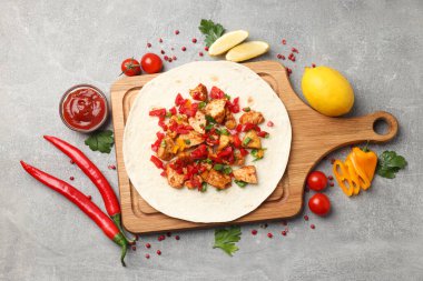 Gri desenli arka planda taco ile lezzetli yemek kavramı