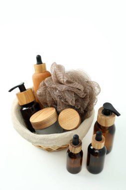 Beyaz arka planda bir sepet kozmetik ile hediye kavramı