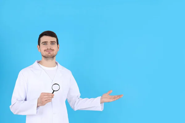 Médico Estagiário Com Lupa Sobre Fundo Azul — Fotografia de Stock