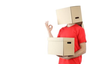 Kafasında bir kutu olan ve elinde beyaz arka planda izole edilmiş bir teslimatçı.