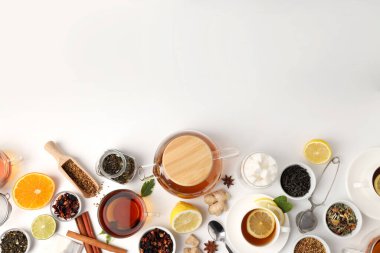 Beyaz zemin üzerinde çay olan sıcak içecek kavramı