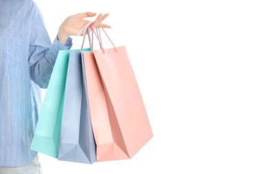 Beyaz arka planda alışveriş torbaları olan bir kadın.