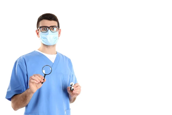 Médecin Stagiaire Avec Loupe Lentilles Isolées Sur Fond Blanc — Photo