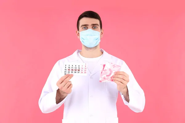 Doctor Houdt Menstruele Kalender Pads Roze Achtergrond — Stockfoto