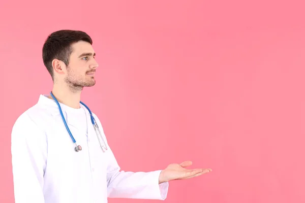 Médico Estagiário Com Estetoscópio Sobre Fundo Rosa — Fotografia de Stock