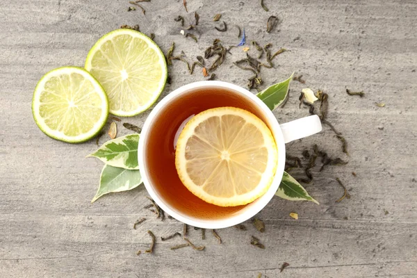 带灰色木制背景茶的热饮概念 — 图库照片