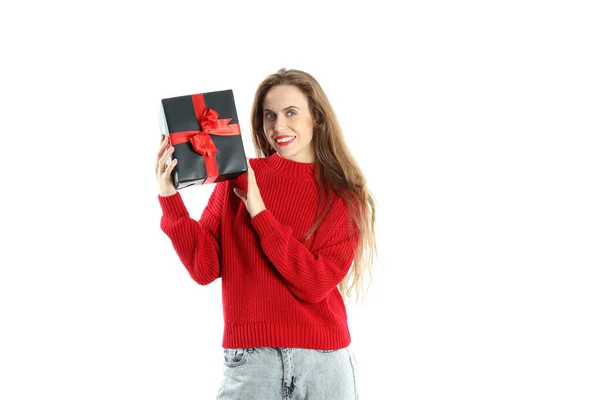 Aantrekkelijke Vrouw Houdt Geschenkdoos Geïsoleerd Witte Achtergrond — Stockfoto