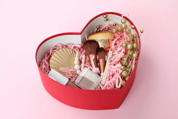 Geschenk Box Mit Kosmetik Auf Rosa Hintergrund — Stockfoto