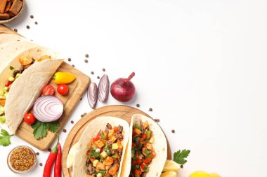 Beyaz arka planda takolu lezzetli yemek kavramı