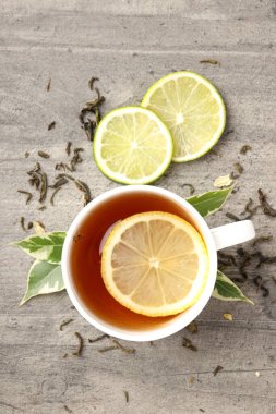 Gri ahşap arka planda çay ile sıcak içecek kavramı