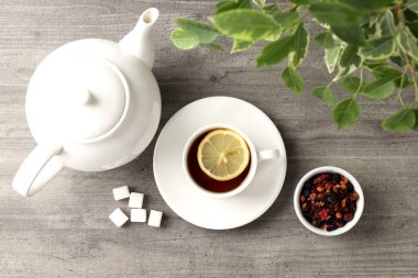 Gri ahşap arka planda çay ile sıcak içecek kavramı