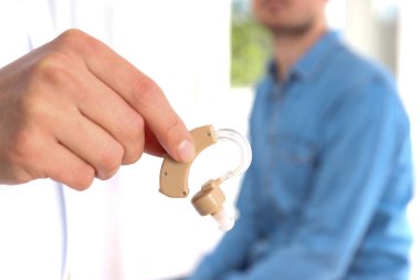 İşitme cihazlı sağlık hizmeti kavramı, kapatın