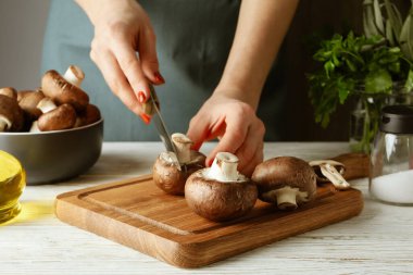 Beyaz tahta masada şampiyonla yemek pişirme kavramı