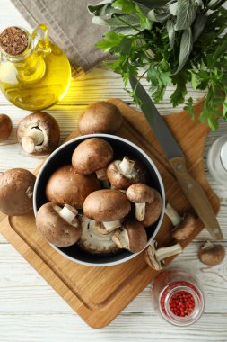 Beyaz ahşap arka planda şampiyon yemek pişirme kavramı