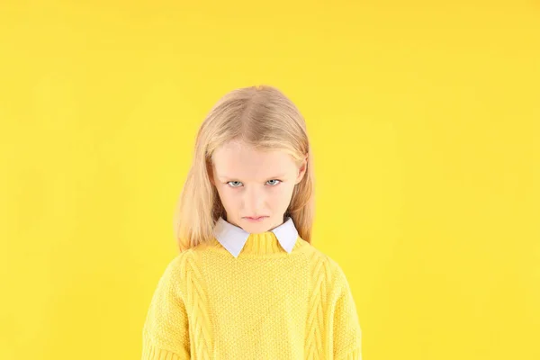 Sarı Arka Planda Hırkalı Kızgın Küçük Kız — Stok fotoğraf