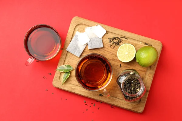 Kırmızı Zemin Üzerinde Çay Olan Sıcak Içecek Kavramı — Stok fotoğraf