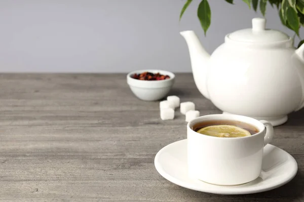 在灰色木桌上喝茶的热饮概念 — 图库照片