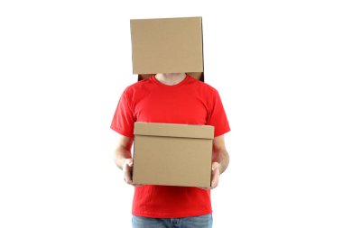 Kafasında bir kutu olan ve ellerinde beyaz arka planda izole edilmiş bir teslimatçı.