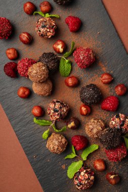 Kahverengi arka planda çikolatalı şeker kavramı