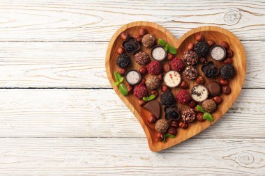 Beyaz ahşap arka planda çikolatalı şeker kavramı