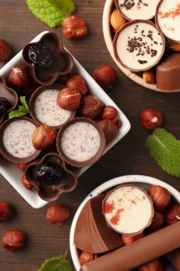 Tahta arka planda çikolatalı şeker kavramı