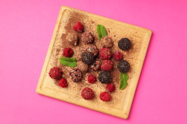 Pembe arka planda çikolatalı şeker kavramı