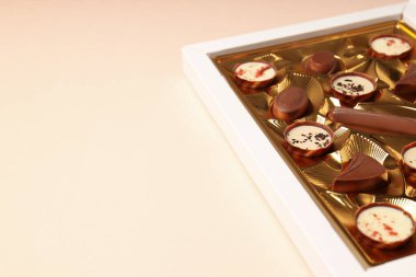 Bej arka planda çikolatalı şeker kavramı