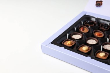 Beyaz arka planda çikolatalı şeker kavramı