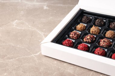 Şekerli ve dokulu arkaplanlı çikolata kavramı