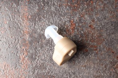 Koyu dokulu arka planda işitme cihazı, kapat