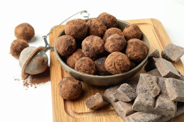 Beyaz arka planda yer mantarlı şekerleme kavramı