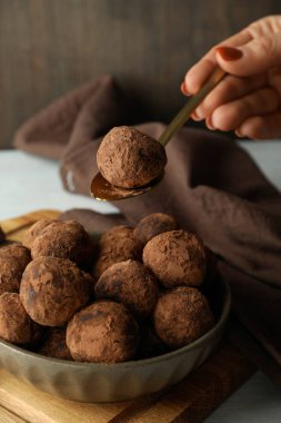 Beyaz ahşap masada yer mantarlı şekerleme kavramı
