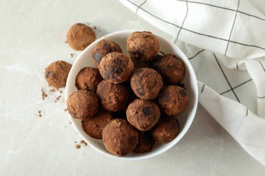 Beyaz arka planda yer mantarlı şekerleme kavramı