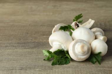 Tahtada şampiyon olan lezzetli yemek kavramı.