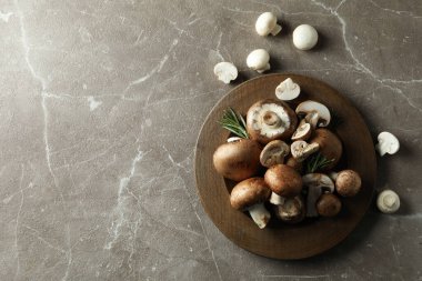Gri dokulu arka planda şampiyon olan lezzetli yemek kavramı