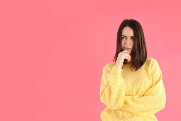 Gadis Menarik Dengan Sweater Kuning Dengan Latar Belakang Merah Muda — Stok Foto