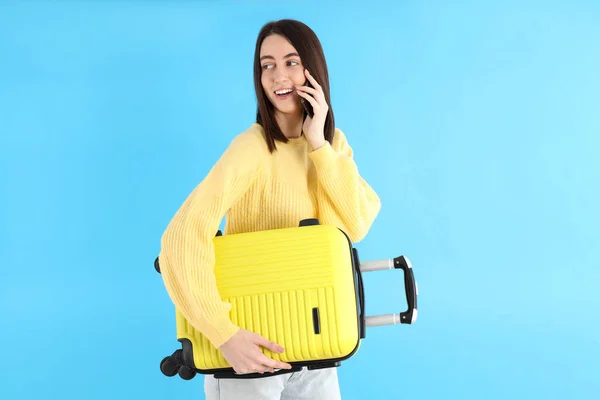 Mulher Atraente Com Telefone Saco Viagem Fundo Azul — Fotografia de Stock