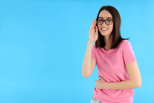 Gadis Menarik Berkacamata Dengan Latar Belakang Biru — Stok Foto