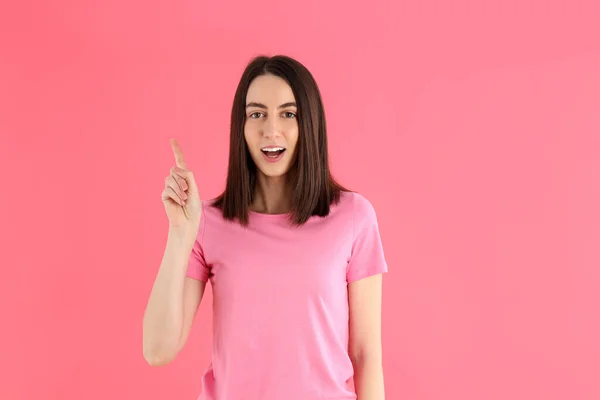 Mujer Atractiva Joven Camiseta Sobre Fondo Rosa — Foto de Stock