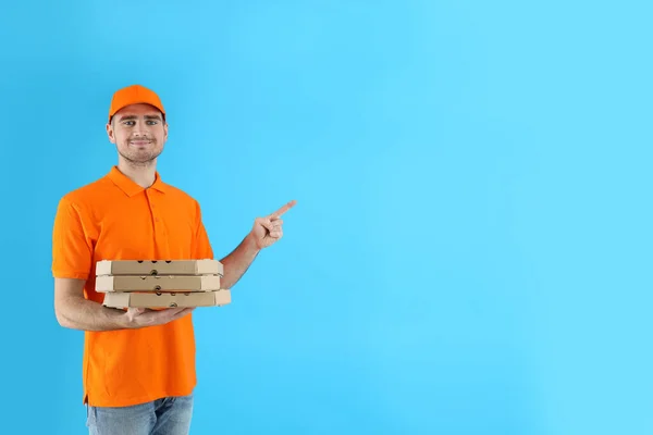 Pengiriman Pria Memegang Pizza Latar Belakang Biru — Stok Foto