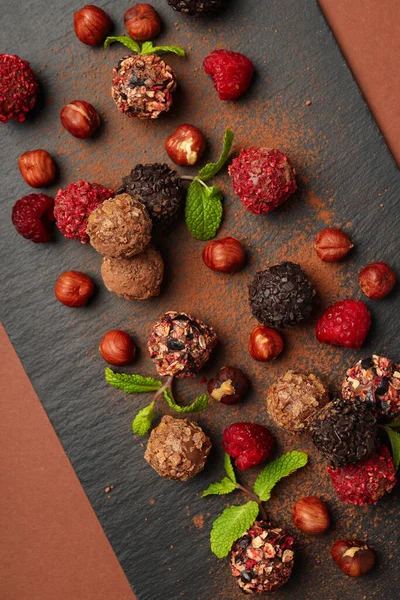 Kahverengi arka planda çikolatalı şeker kavramı