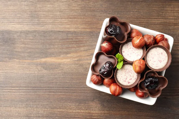 Концепция Сладостей Шоколадными Конфетками Деревянном Фоне — стоковое фото