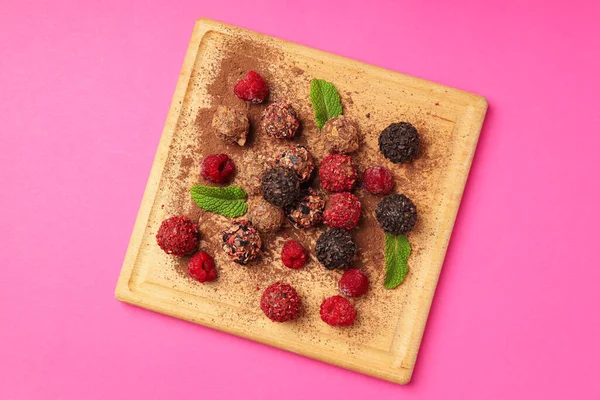 Pembe arka planda çikolatalı şeker kavramı